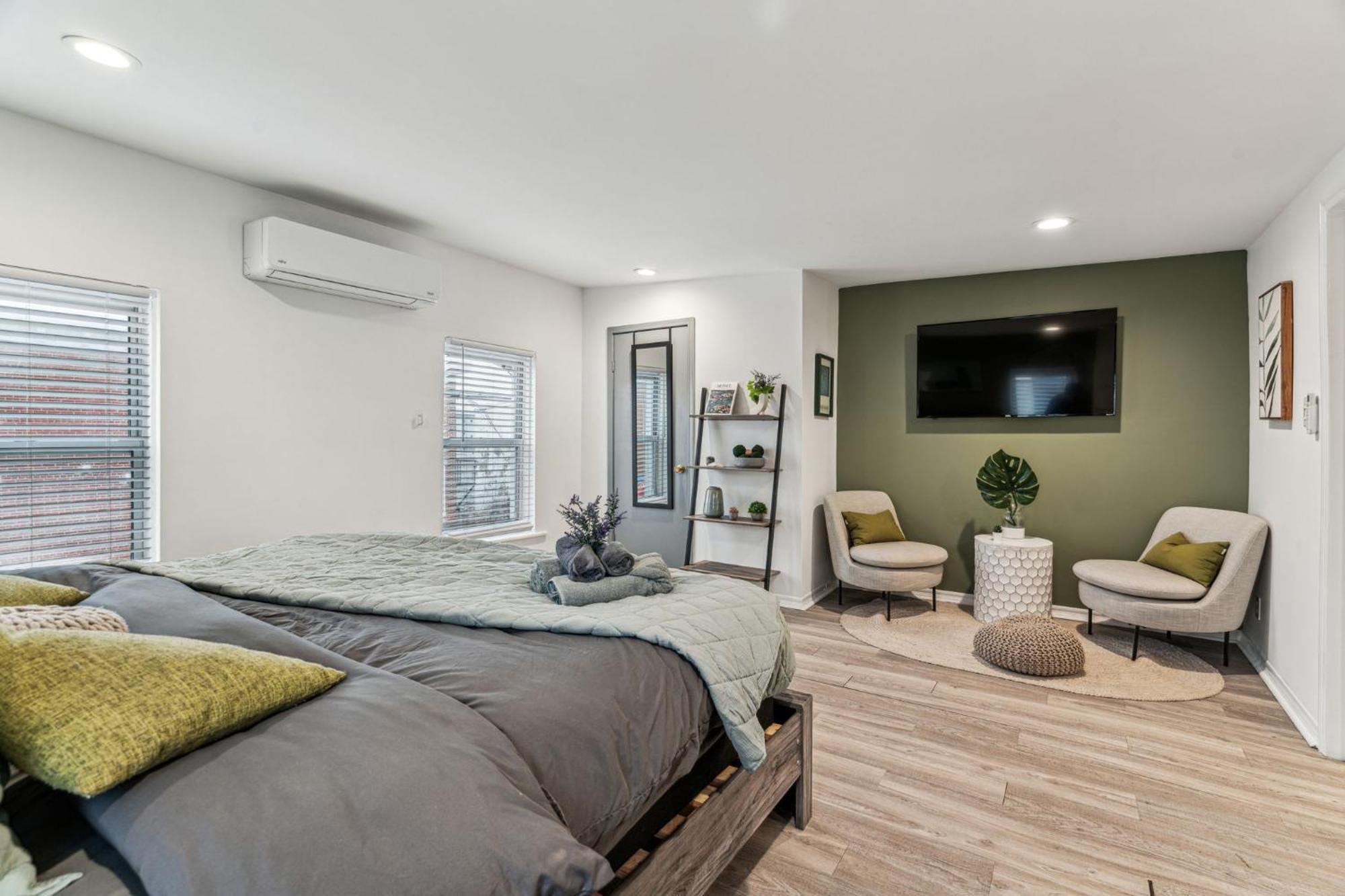 Luxurious Couples King Bed, Romantic, Central, Wifi Apartment