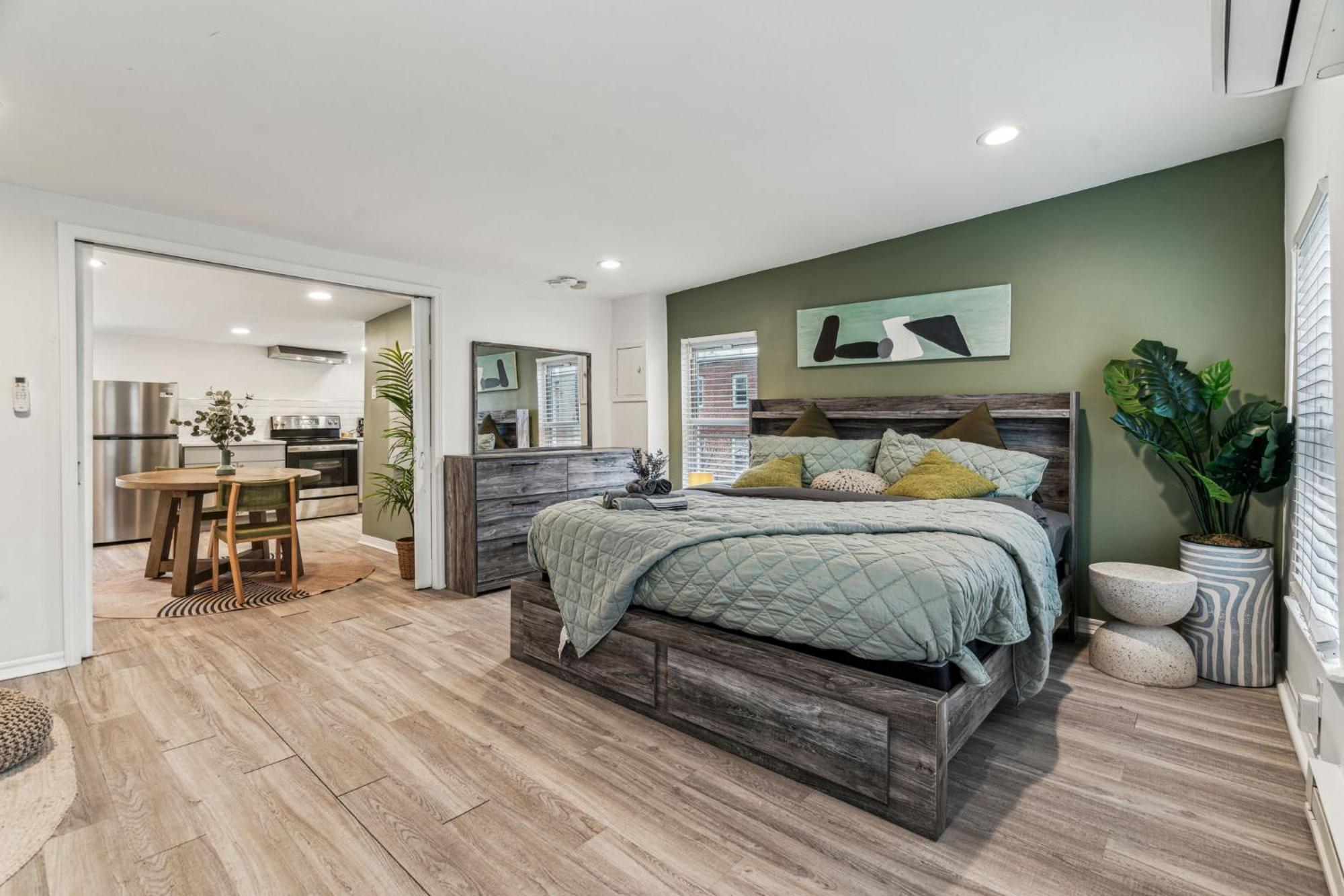 Luxurious Couples King Bed, Romantic, Central, Wifi Apartment